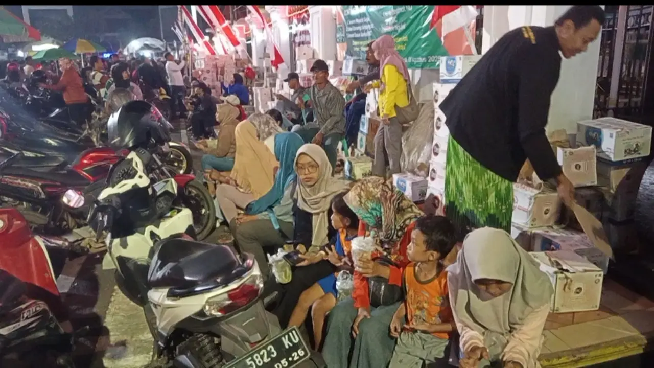 Massa Padati Depan Kantor Bupati Pati