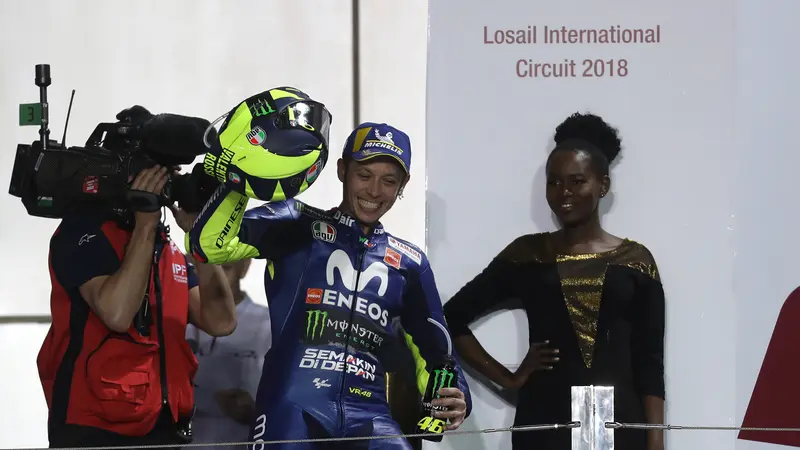 FOTO: Andrea Dovizioso Rajai MotoGP Qatar, Valentino Rossi Finis Ketiga