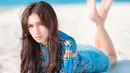 Seperti ini potret terbaru yang diunggah Angel Karamoy saat tiduran di pasir pantai. (FOTO: instagram.com/realangelkaramoy)