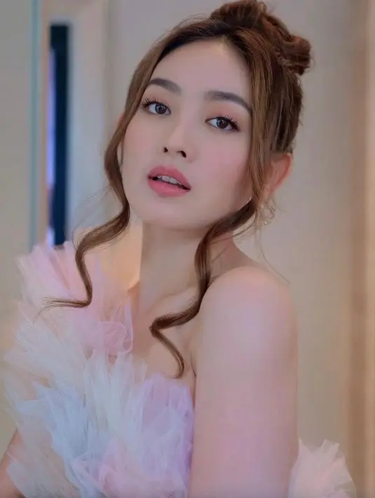 Gaya makeup romantic look ini bisa jadi inspirasi untuk ke acara formal maupun non formal. Pilihan eyeshadow warna peach, blush on dan lipstik warna pink  memberikan kesan wajah yang lebih fresh. (Instagram/natashawilona12).