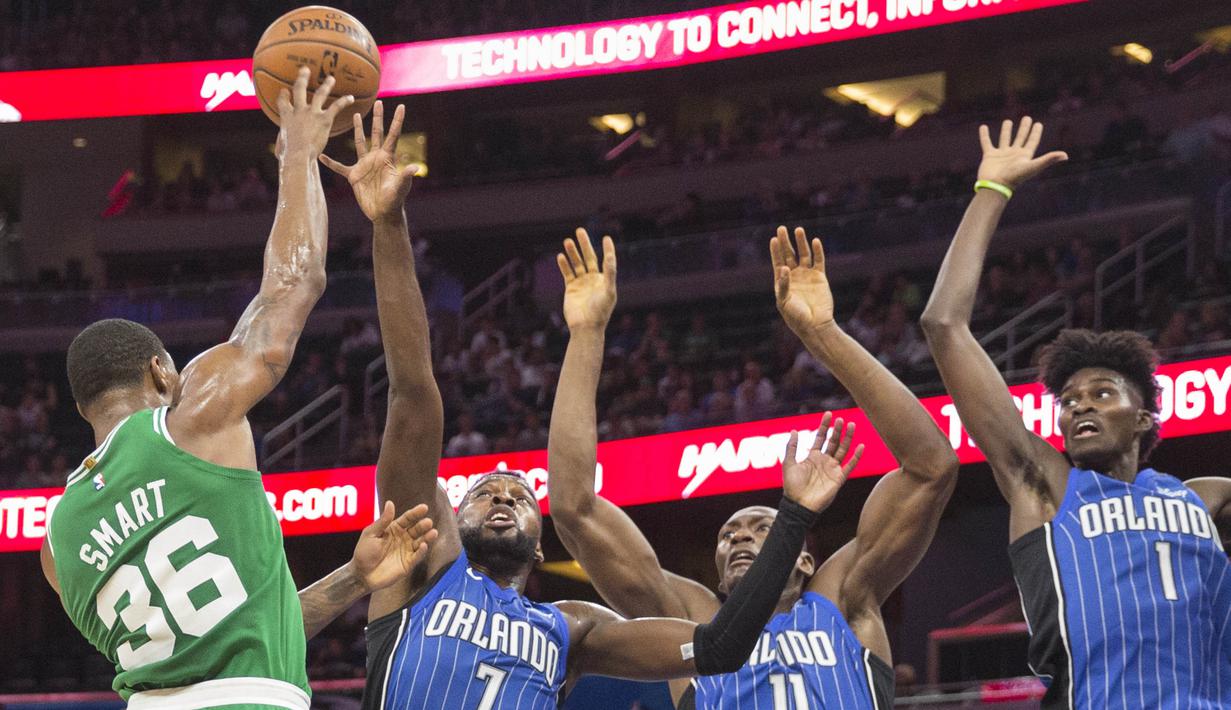 Pebasket Boston Celtics, Marcus Smart, berebut rebound dengan pebasket Orlando Magic pada laga NBA di Amway Center, Orlando, Minggu (5/11/2017). Magic kalah 88-104 dari Celtics. (AP/Willie J Allen Jr)