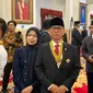 Wakil Ketua MPR RI Yandri Susanto menerima penganugerahan Tanda Kehormatan Bintang Jasa Utama dari Presiden Jokowi. (Liputan6.com/Lizsa Egeham)