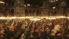 Umat ​​Islam melaksanakan sholat tarawih pertama Ramadhan di Turki di masjid Hagia Sophia di Istanbul, Rabu, 22 Maret 2023. (AP Photo/Emrah Gurel)