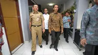 Presiden Joko Widodo (kanan), Mendikbud Anies Baswedan (tengah) dan Gubernur DKI Basuki Tjahaja Purnama (kiri) saat meninjau pelaksanaan Ujian Nasional (UN) di SMA Negeri 2 Jakarta, Selasa (14/4/2015). (Liputan6.com/Faizal Fanani)