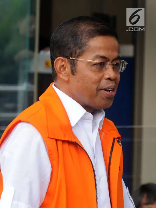 Mantan Menteri Sosial Idrus Marham tiba di Gedung KPK, Jakarta, Rabu (29/11). Idrus diperiksa sebagai tersangka untuk melengkapai berkas perkara. (Merdeka.com/Dwi Narwoko)