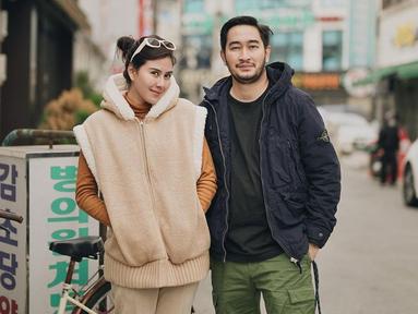Melalui akun Instagram, Syahnaz membagikan momen saat tengah liburan di Korea Selatan. Dirinya diketahui berada di negeri gingseng tersebut hanya bersama sang suami. (Liputan6.com/IG/@syahnazs)