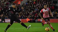 Striker Liverpool Roberto Firmino melepaskan tembakan ke arah gawang Southampton pada laga di St Mary's Stadium, Southampton, Sabtu (19/11/2016). (AFP/Ben Stansall)