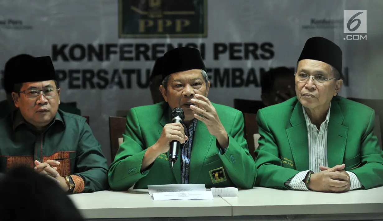 Ketua DPP PPP Muktamar Jakarta atau kubu Djan Faridz, Ibnu Hajar Dewantara didampingi Sekjen PPP kubu Djan Faridz, Sudarto dan petinggi partai saat menggelar konpers penyelenggaraan Mukernas, Jakarta, Senin (12/11). (Merdeka.com/Iqbal S. Nugroho)
