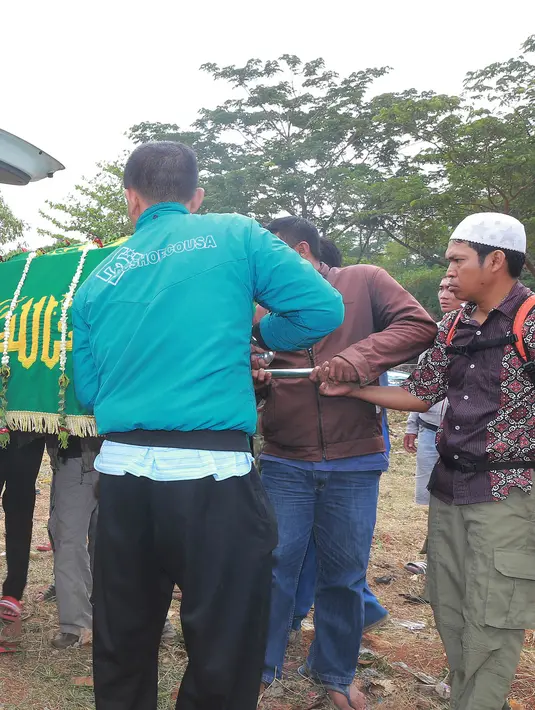 Suasana duka menyelimuti tempat pusara almarhum Pak Raden di TPU (Tempat Pemakaman Umum) Jeruk Purut. Jenazah almarhum tiba di pemakaman pukul 12.40 WIB. (Galih W. Satria/Bintang.com)
