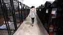 Jessica Herrera mencari anjingnya di NRG Arena, Houston (13/9). Relawan mengamankan 400 anjing dan 100 kucing untuk membantu menyatukan pemilik dengan hewan peliharaannya yang hilang akibat Badai Harvey. (Karen Warren/Houston Chronicle via AP)