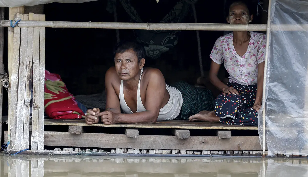 Tampak Warga Myanmar menunggu air surut di Zalun Township, Irrawaddy Delta, Myanmar (6/8/2015). Meskipun banjir terus meningkat, warga tetap memilih tak mau meninggalkan rumah mereka. (REUTERS/Soe Zeya Tun)