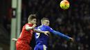 Pemain Liverpool, Alberto Moreno (kiri) melakukan duel dengan striker Leicester City, Jamie Vardy pada lanjutan liga Premier Inggris di Stadion  Anfield, Liverpool, Sabtu (26/12/2015). Liverpool menang 1-0. (AFP Photo/Lindsey Parnaby)