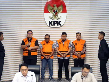 Empat tersangka tindak pidana korupsi terkait pemberian atau janji dan penerimaan hadiah terkait pengurusan dana hibah untuk Kelompok Masyarakat (Pokmas) dari Anggaran Pendapatan dan Belanja Daerah (APBD) Pemerintah Provinsi Jawa Timur Tahun Anggaran (TA) 2019-2022 saat mengikuti rilis penahanan di gedung Merah Putih Komisi Pemberantasan Korupsi (KPK), Jakarta, Kamis (2/10/2025). (Liputan6.com/Helmi Fithriansyah)