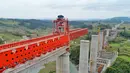 Foto dari udara menunjukkan konstruksi jembatan besar Sungai Yinpo di jalur kereta cepat Guiyang-Nanning di Wilayah Dushan, Provinsi Guizhou, China (20/10/2020). Jalur kereta cepat Guiyang-Nanning dirancang untuk dapat dilalui kereta dengan kecepatan maksimum 350 kilometer per jam. (Xinhua/Liu Xu)