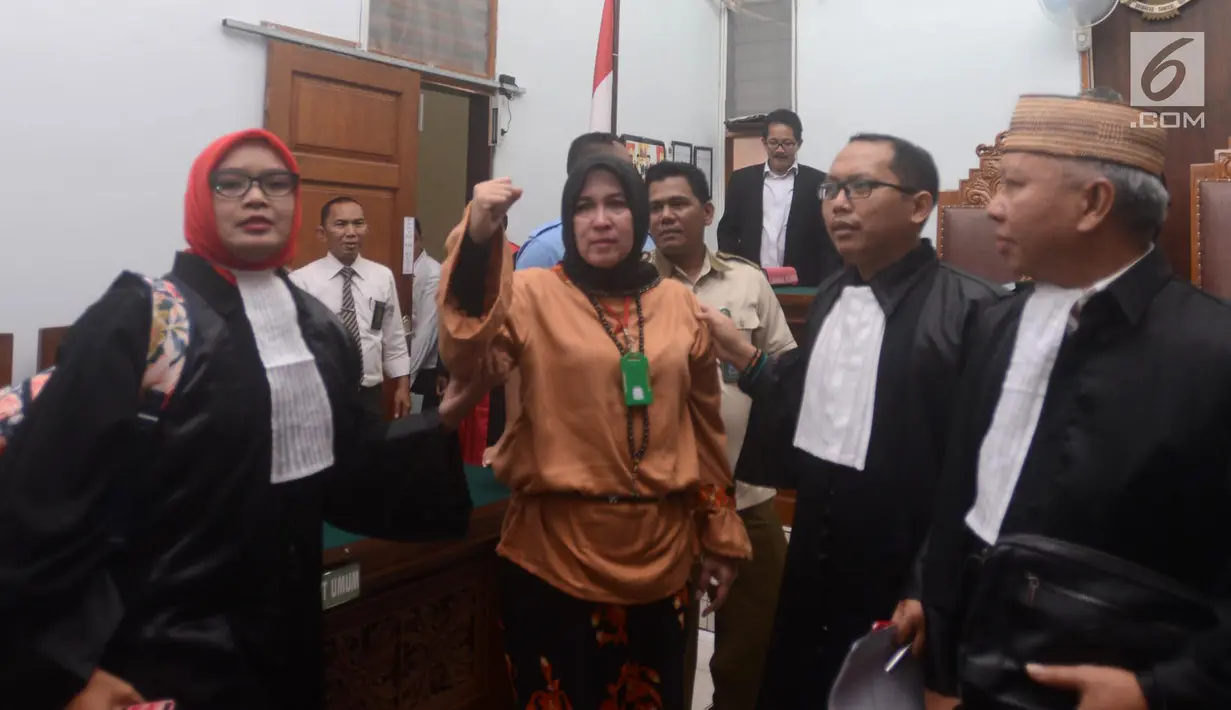 Terdakwa kasus ujaran kebencian Asma Dewi usai menjalani sidang putusan di Pengadilan Jakarta Selatan, Jakarta, (15/3). Asma dinyatakan telah sengaja menghina suatu penguasa atau badan umun yang ada di Indonesia. (Merdeka.com/Imam Buhori)