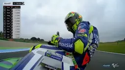 Pebalap Movistar Yamaha, Valentino Rossi, akan start kedua MotoGP Assen. Rossi terpaut 0,715 detik lebih lambat dari pebalap Ducati, Andrea Dovizioso. (Bola.com/Twitter/MotoGP)