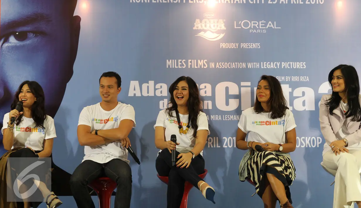 Para pemain AADC 2 saat konferensi pers di Jakarta, Senin (25/4). Meski tayang dengan jadwal yang sama dengan Captain America: Civil War, AADC 2 mengaku siap bersaing. (Liputan6.com/Herman Zakharia)