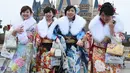 Sejumlah gadis Jepang saat merayakan Coming of Age Day di sebuah taman hiburan di Tokyo, Senin (9/1). Perayaan ini diharapkan dapat menyadarkan muda-mudi Jepang bahwa tanggung jawabnya menjadi seorang dewasa jauh lebih banyak. (AFP Photo/ TORU YAMANAKA)