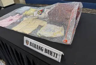 Seorang ibu berinisial IJ tega menjual anak kandungnya sendiri untuk mendapatkan keuntungan puluhan juta rupiah. Kasus ini diungkap oleh Polres Jakarta Barat. (Liputan6.com/Ady Anugrahadi)