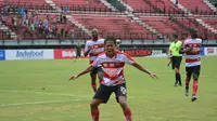 Penyerang Madura United Bayu Gatra rayakan gol ke gawang PS TNI. (Liputan6.com/Dimas Angga P)