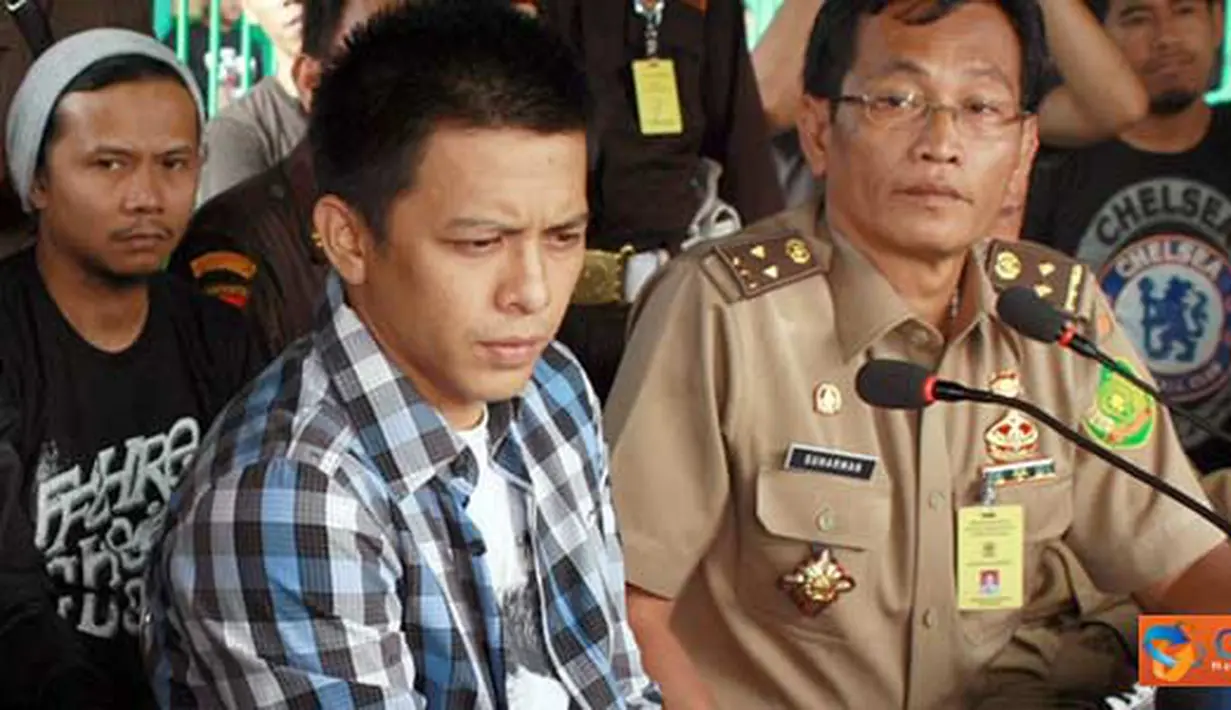 Citizen6, Bandung: Ariel Peterpan merilis lagu singlenya dihadapan puluhan wartawan di Rutan Kebon Waru, Kota Bandung, Senin (18/4). Single lagu tersebut bertajuk Dara. (Pengirim: Aries Rachmandy)
