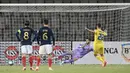 Pemain Timnas Ukraina U-21, Georgiy Sudakov, mencetak gol ke gawang Prancis U-21 pada laga perempat final Euro U-21 2023 di Cluj Arena, Rumania, Senin (3/7/2023). Ukraina menang dengan skor 3-1. (Photo by MIHAI BARBU / AFP)