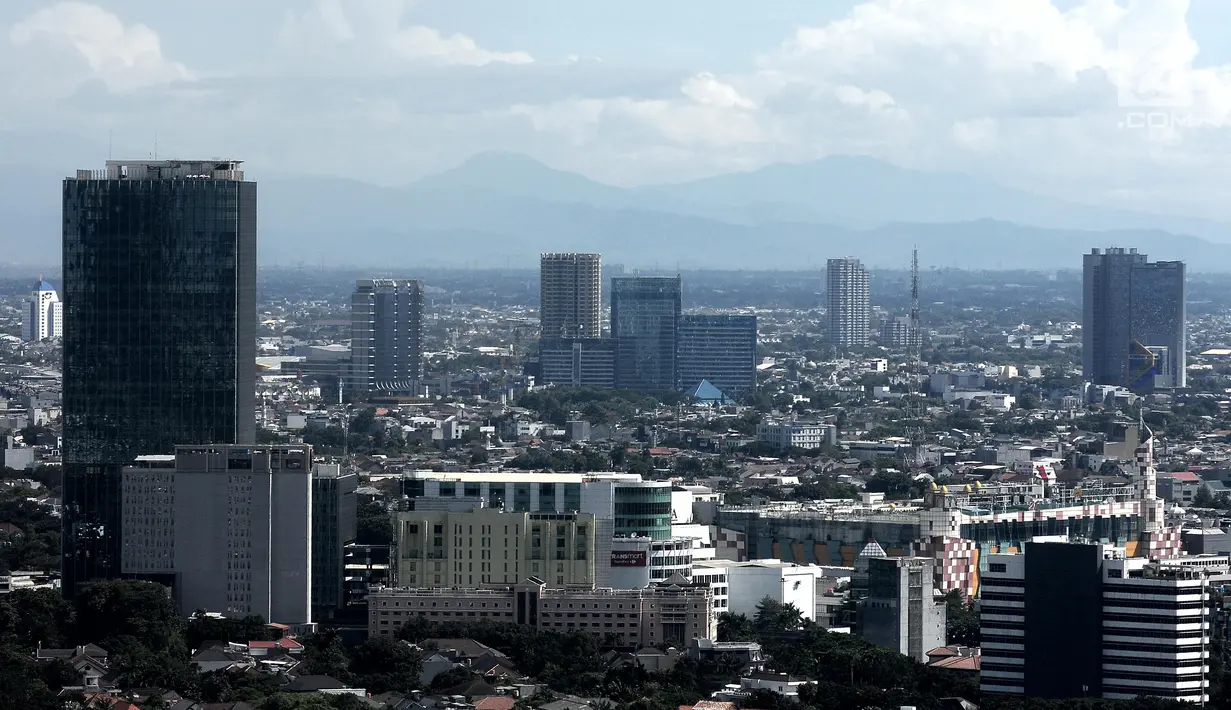Deretan gedung bertingkat terlihat dari jendela gedung pencakar langit di kawasan Jakarta, Kamis (2/5/2019). Sebagian besar atau 42 persen dari gedung-gedung pencakar langit memiliki ketinggian di atas 150 meter umumnya digunakan untuk perkantoran. (Liputan6.com/Angga Yuniar)