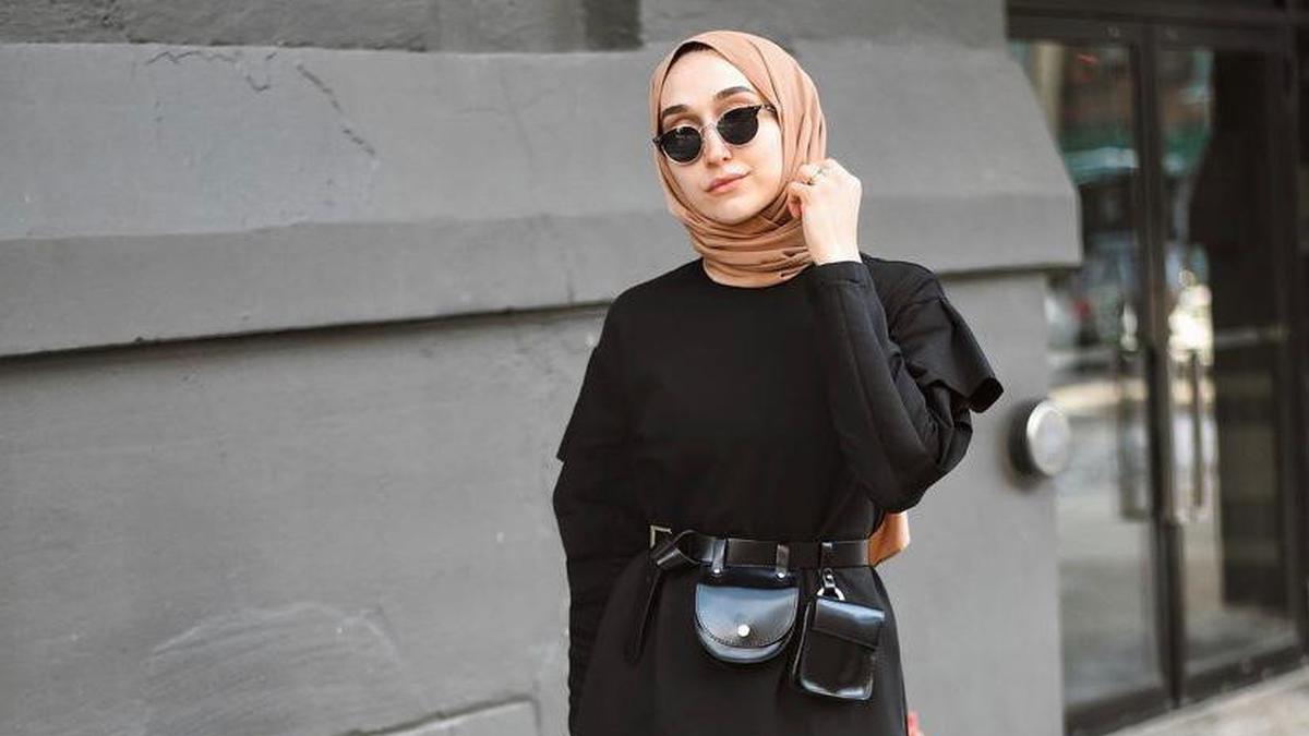 13 Inspirasi Outfit Serba Hitam untuk Mahasiswi Modis, Terkesan Elegan dan Misterius