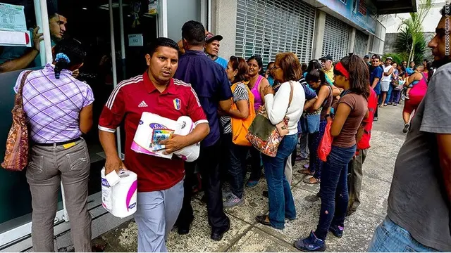Krisis ekonomi membuat warga Venezuela harus antri berjam-jam untuk mendapat makanan (Getty Image)