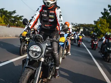 Poppy Sovia, memimpin teman-teman biker saat touring. (Foto: Instagram/@popsovia)