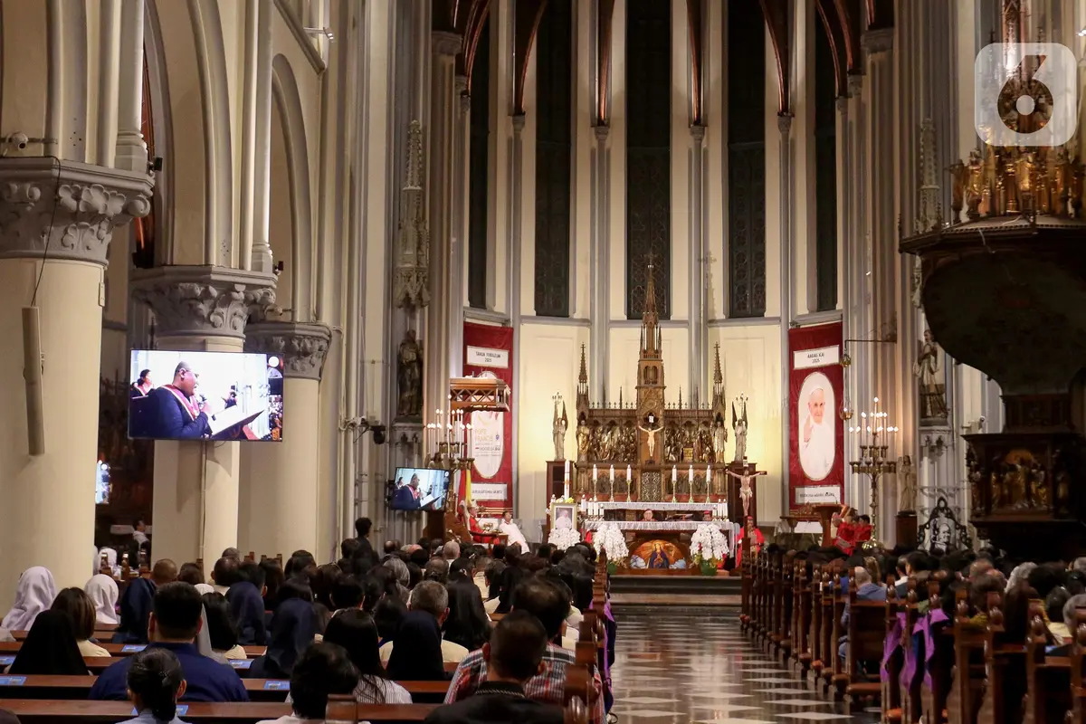 Ribuan Umat Katolik Hadiri Misa Requiem Paus Fransiskus di Gereja Katedral Jakarta