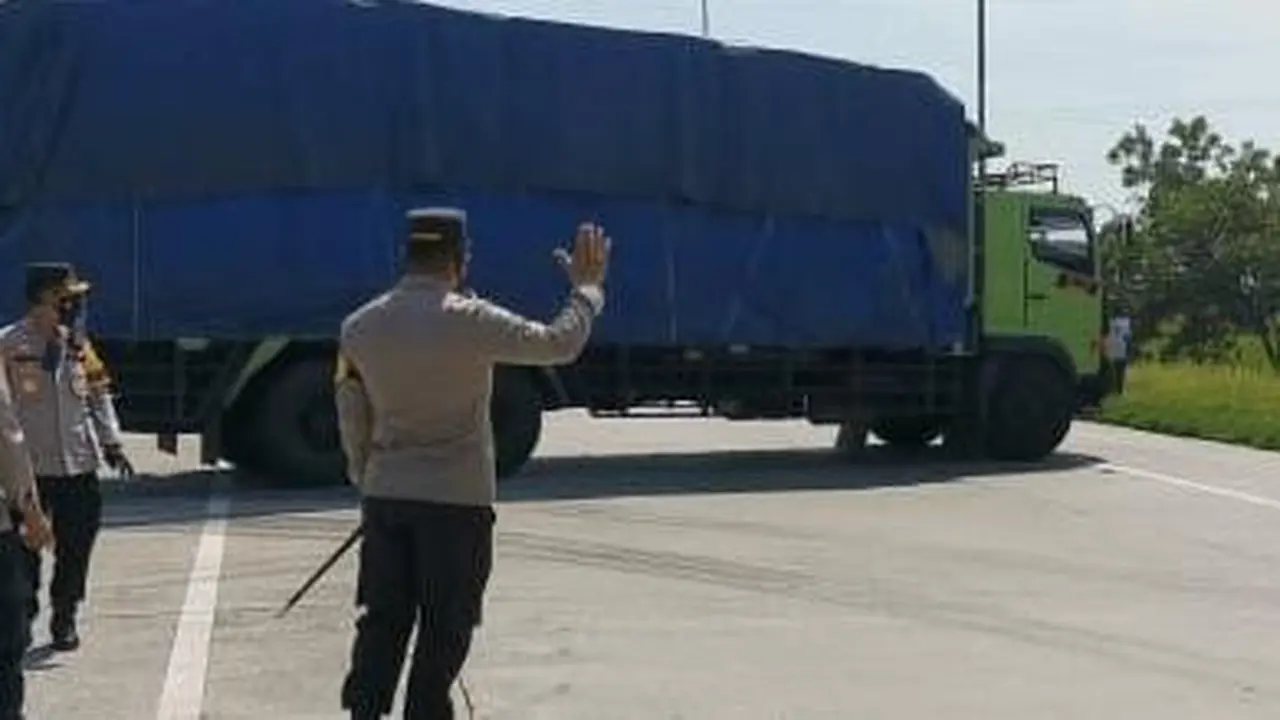 Satgas Covid-19 memutarbalikkan kendaraan di exit tol Gandulan, Pemalang, seturut pemberlakuan penutupan pintu tol Jawa Tengah. (Foto: Liputan6.com/Humas Polres Pemalang)