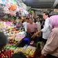 Presiden Jokowi mengecek harga-harga kebutuhan pokok di Pasar Tramo Kabupaten Maros, Sulawesi Selatan. (Foto: Muchlis Jr - Biro Pers Sekretariat Presiden)