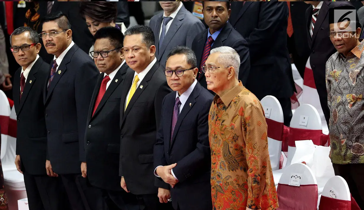 Ketua MPR, Zulkifli Hasan dan Wakil Presiden ke-6 Try Sutrisno menghadiri upacara peringatan HUT ke-72 Bhayangkara di Istora Senayan, Jakarta, Rabu (11/7). Acara ini juga dihadiri menteri kabinet dan pejabat negara lainnya. (Liputan6.com/Johan Tallo)