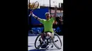 Petenis Jepang, Shingo Kunieda merayakan kemenangannya atas petenis Perancis Stephane Houdet di final tunggal pria kursi roda di turnamen tenis Australia Terbuka 2015, Melbourne,Australia,  (31/1/2015). (REUTERS / Issei Kato)
