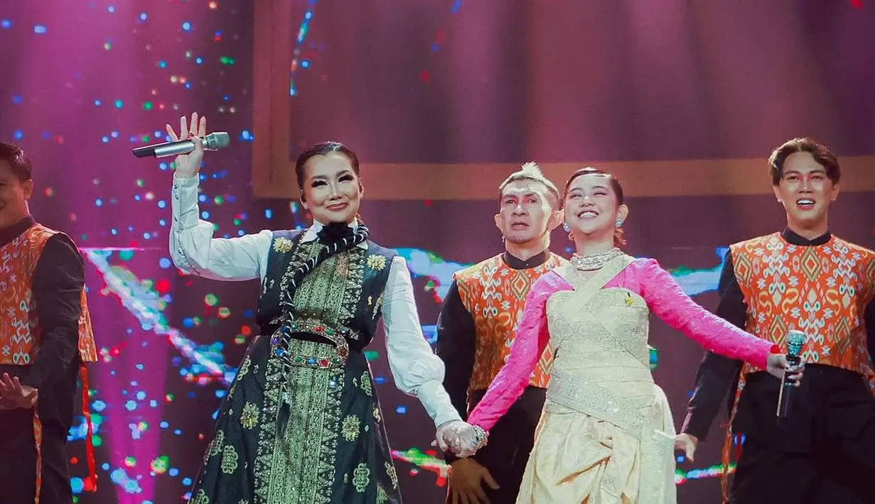 Menawannya penampilan Reza Artamevia dalam balutan dress wastra bersiluet gaun Eropa. Kerah tinggi diberi pemanis hiasan leher berwarna hitam, menyempurnakan penampilan Reza dengan makeup bold dan gaya rambutnya yang unik. [Foto: Instagram/tiktokofficialindonesia]