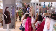 Suasana bazar Ramadhan Persatuan Istri Anggota di Lobby Nusantara III, Kompleks Parlemen MPR/DPR-DPD, Senayan, Jakarta, Selasa (19/4/2022). Bazar Ramadhan menampilkan berbagai produk UMKM binaan seperti Kaus, kebaya, batik, aksesoris, busana muslim hingga makanan kemasan. (Liputan6.com/Angga Yuniar)