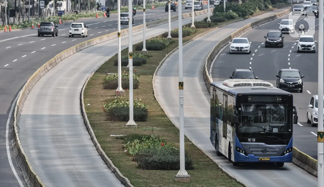 Bus Transjakarta saat melintas di Jalan Sudirman, Jakarta, Minggu (2/8/2020). PT Transjakarta akan menambah armada sebanyak 155 mengantisipasi lonjakan pelanggan saat diberlakukan kebijakan ganjil genap di sejumlah ruas jalan utama Jakarta pada Senin, 3 Agustus 2020. (merdeka.com/Iqbal Nugroho)