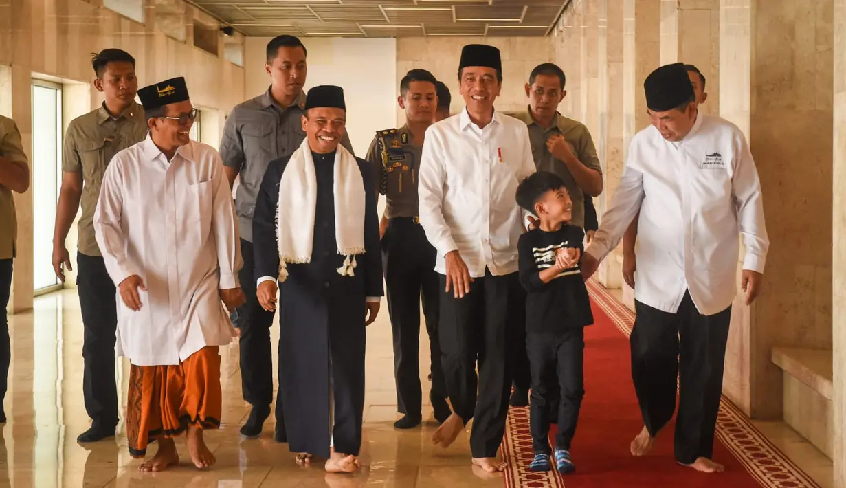 Dengan mengenakan kemeja putih lengan panjang, celana hitam, dan peci hitam, Jokowi dan Jan Ethes tiba di tempat ibadah sekitar pukul 11.55 WIB. (Foto: Biro Pers Sekretariat Presiden)