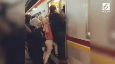 Ingin lebih nyaman, ternyata para wanita justru semakin tidak nyaman berada di dalam gerbong khusus wanita.