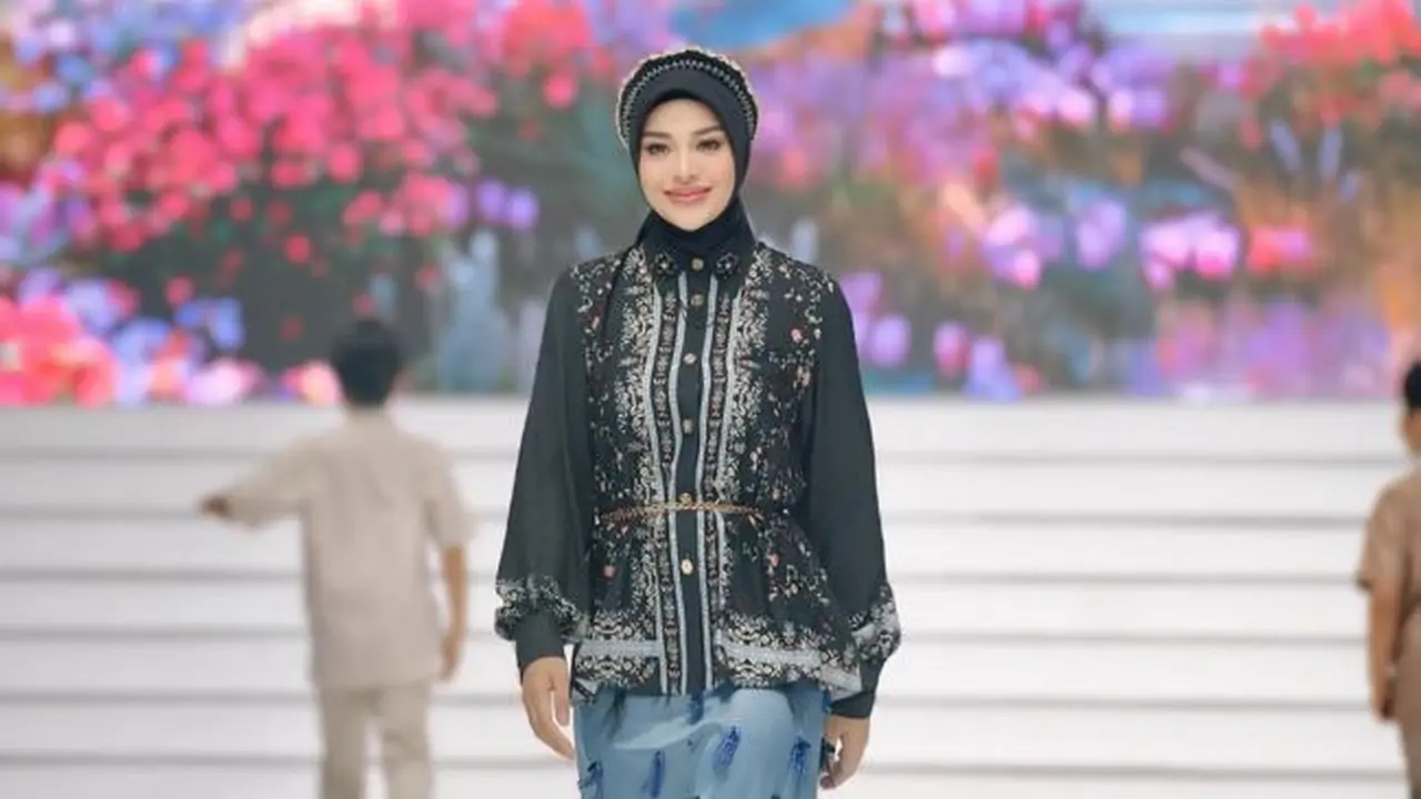 Potret Aurel Hermansyah Melenggang di Catwalk, Tampil Anggun (credit: instagram/aurelie.hermansyah)
