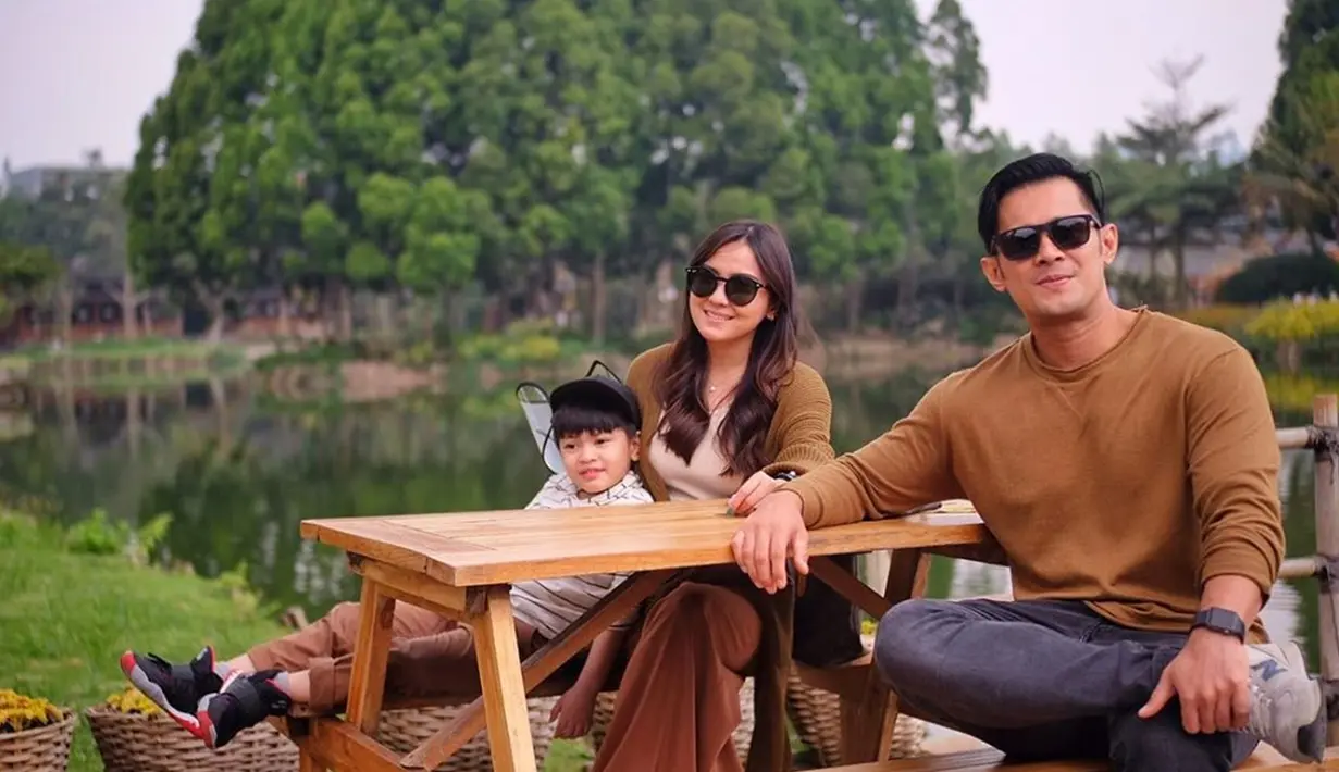Hingga saat ini Afdhal Yusman pun masih eksis dan menjadi seorang YouTuber yang memiliki cukup banyak subcriber. Ia pun kerap membahas drama kolosal maupun teman-teman artis yang dulu beradu akting dengannya. (Liputan6.com/IG/@afdhal_yusman)