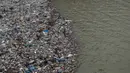 Selain sampah plastik maupun lainnya, waduk ini sering mengalami peningkatan kadar mangan yang melebihi batas aman, seperti yang pernah terjadi pada akhir 2024. Tampak dala foto, ceceran botol plastik dan sampah lainnya, yang hanyut terbawa hujan, mengapung di sepanjang Waduk Badovc di dekat Pristina, Kosovo pada Rabu 4 Februari 2026.