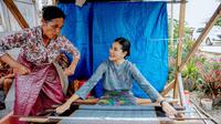 Kahiyang Ayu mencoba membuat ulos