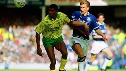 Striker Norwich City, Efan Ekoku (kiri) menguasai bola dibayangi pemain Everton pada laga Liga Inggris 1993/1994 di Goodison Park, Liverpool (25/9/1993). Efan Ekoku hanya membela satu klub EPL di Liga Inggris selama 8 musim, yaitu Norwich City. Torehan 12 gol menjadi catatan terbaiknya pada musim 1993/1994. (twitter/NorwichCityFC)
