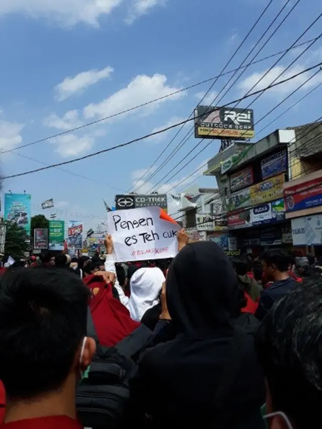poster nyeleneh mahasiswa