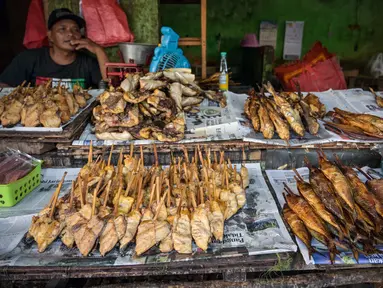 Seorang penjual ikan asap menunggu pelanggan di Surabaya, Jawa Timur, Rabu 6 Mei 2026. Menteri Usaha Mikro, Kecil, dan Menengah (UMKM) Maman Abdurrahman menyampaikan, pada Selasa (5/5/2026), hingga 3 Mei 2026, penyaluran Kredit Usaha Rakyat (KUR) kepada sektor usaha mikro mencapai sekitar Rp 70 triliun. (JUNI KRISWANTO/AFP)