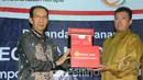 KPK bekerjasama dengan BNP2TKI melakukan kerjasama mencegah korupsi terkait pengelolaan TKI, Jakarta, Kamis (19/3/2015). KPK memberikan drop box kepada BNP2TKI, Jakarta, Kamis (19/3/2015). (Liputan6.com/Herman Zakharia)