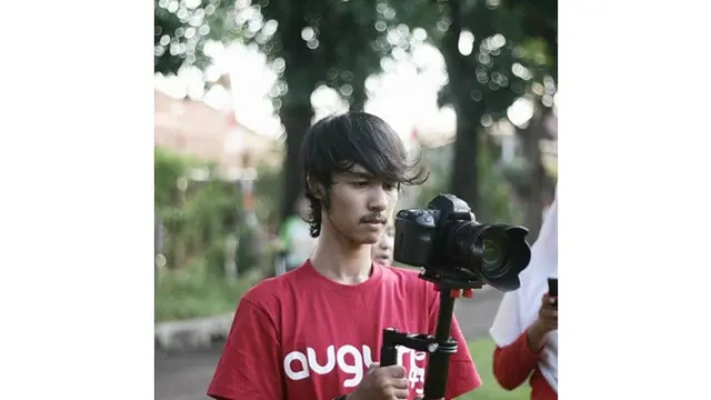 Ingat Somat di Eneng dan Kaos Kaki Ajaib? Ini 6 Potretnya Jadi Videographer
