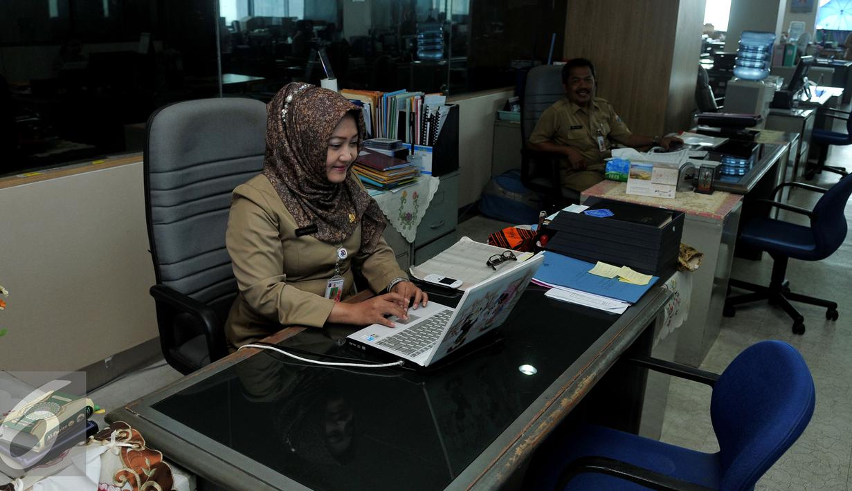 Seorang PNS saat melakukan aktivitas di kantor Balai Kota DKI, Jakarta, Rabu (22/7/2015). Hari ini adalah hari pertama masuk kerja di lingkungan Pemerintah Daerah Jakarta pasca cuti bersama Idul Fitri 1436H. (Liputan6.com/Johan Tallo)